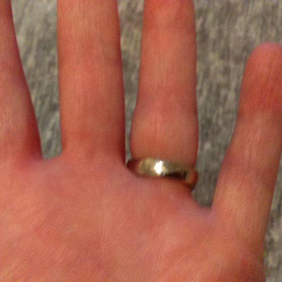 Silver tone green stone ring approx size 6 - Picture 4 of 5